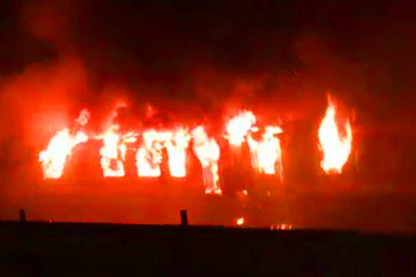 তেজগাঁওয়ে মোহনগঞ্জ এক্সপ্রেসের তিনটি বগিতে নাশকতার আগুন, শিশু ও মা সহ নিহত চার