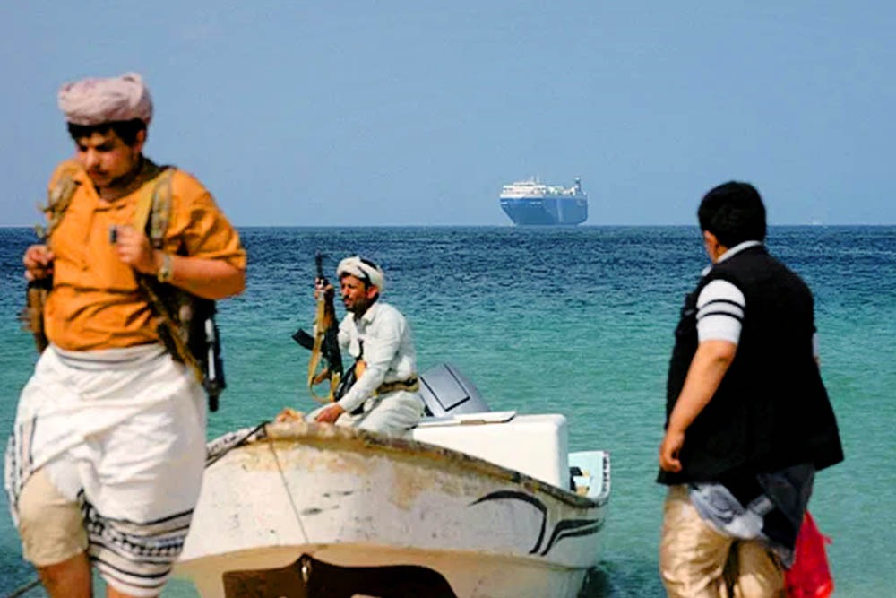 যুক্তরাষ্ট্রের মালিকানাধীন জাহাজে হুতিদের হামলা