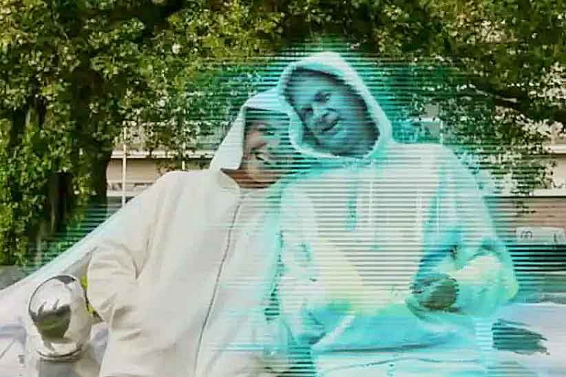 এআই দ্বারা তৈরি হলোগ্রামের সঙ্গে বিয়ে এক নারী শিল্পীর