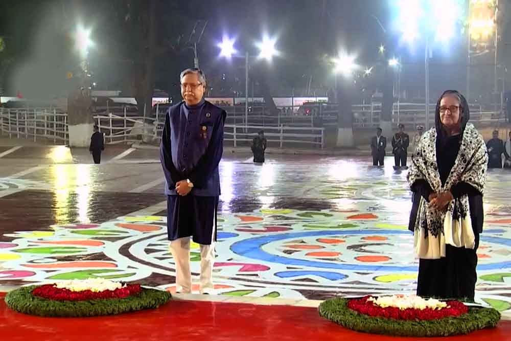 একুশে ফেব্রুয়ারির প্রথম প্রহরে রাষ্ট্রপতি-প্রধানমন্ত্রীর শ্রদ্ধা