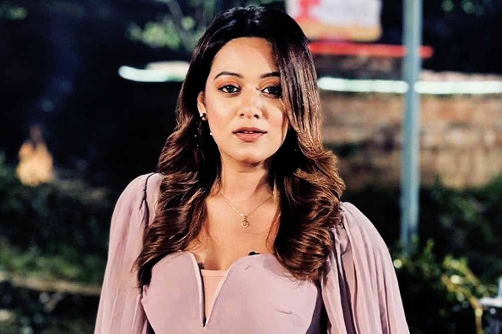 ডিবি কার্যালয়ে চিত্রনায়িকা দীঘি