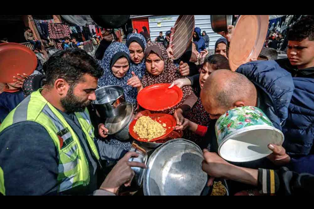ত্রাণের অপেক্ষায় থাকা ফিলিস্তিনিদের ওপর আবারও ইসরায়েলের হামলা, নিহত ১৭