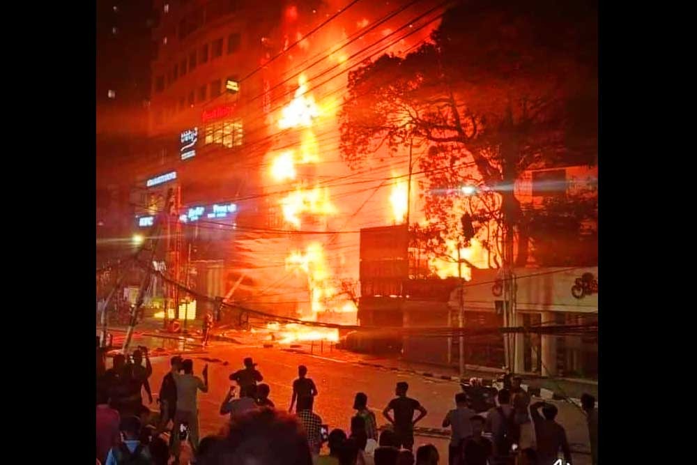 ঢাকার বেইলি রোডে  ‘কাচ্চি ভাই রেস্টুরেন্ট ভবনে  ভয়াবহ অগ্নিকান্ডে ৪৪ জনের মৃত্যু