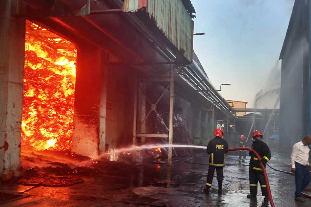 লাখ টন চিনি পুড়েছে, প্রভাব পড়বে রমজানের বাজারে