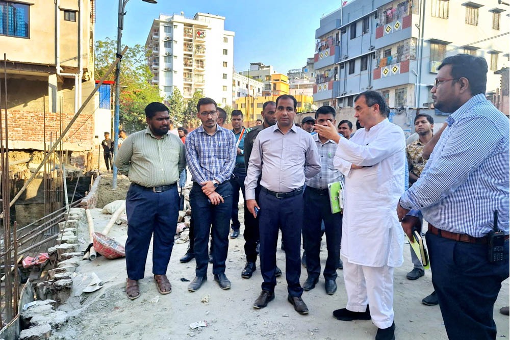 বনশ্রীতে বিধি লঙ্ঘন করে বাড়ি নির্মাণ: ঘটনাস্থলে পরিবেশমন্ত্রী, ১১ লক্ষাধিক টাকা জরিমানা।