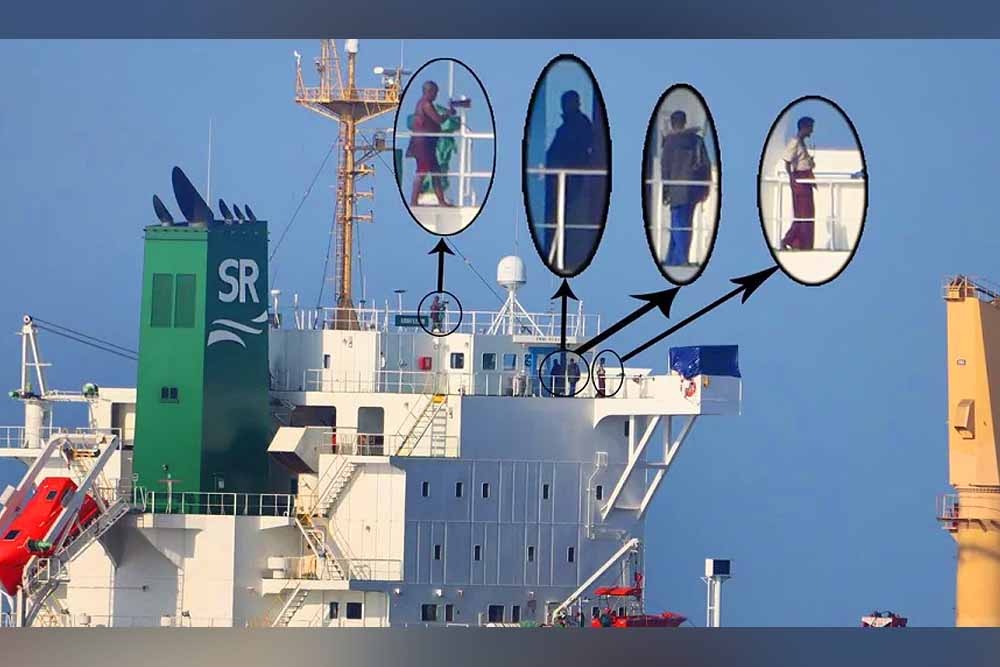 জিম্মি করা বাংলাদেশি জাহাজে অবস্থানরত চার জলদস্যুর ছবি প্রকাশ