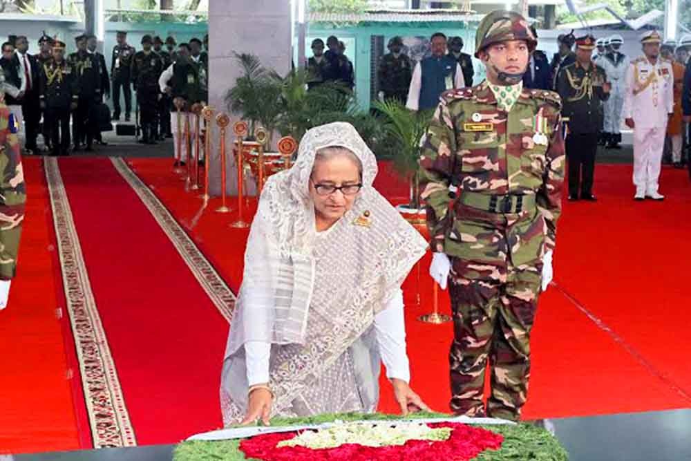 জন্মদিনে বঙ্গবন্ধুর প্রতিকৃতিতে প্রধানমন্ত্রীর শ্রদ্ধা