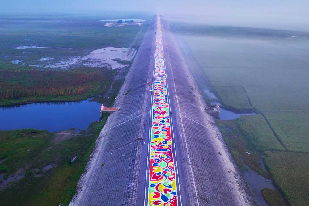 বিশ্বের দীর্ঘতম আলপনায় শেষ তুলির আঁচড় জুনায়েদ আহমেদ পলকের