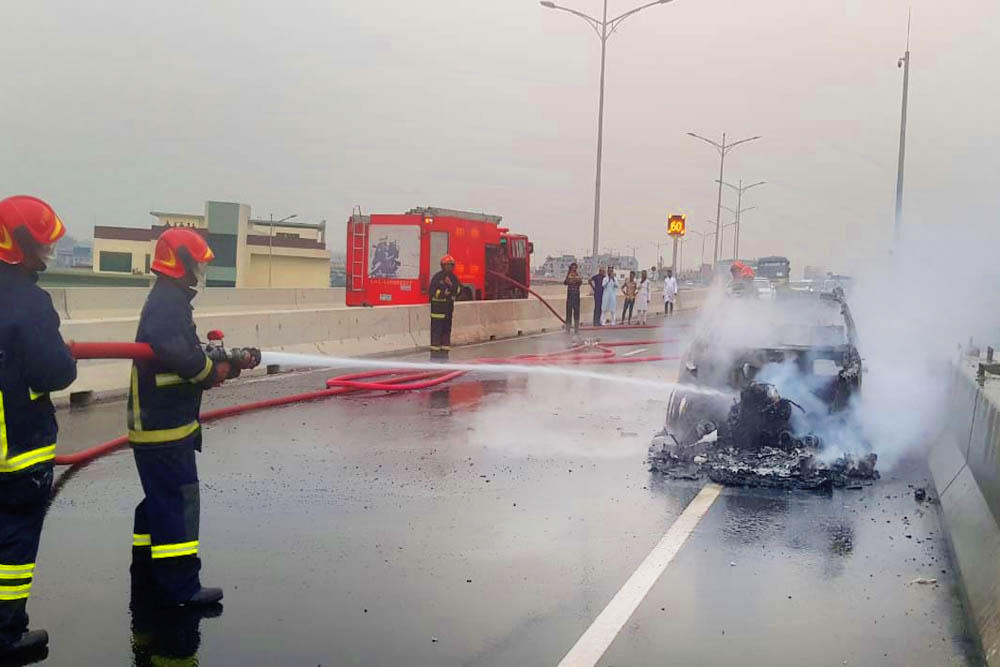 এলিভেটেড এক্সপ্রেসওয়েতে প্রাইভেট কারে আগুন