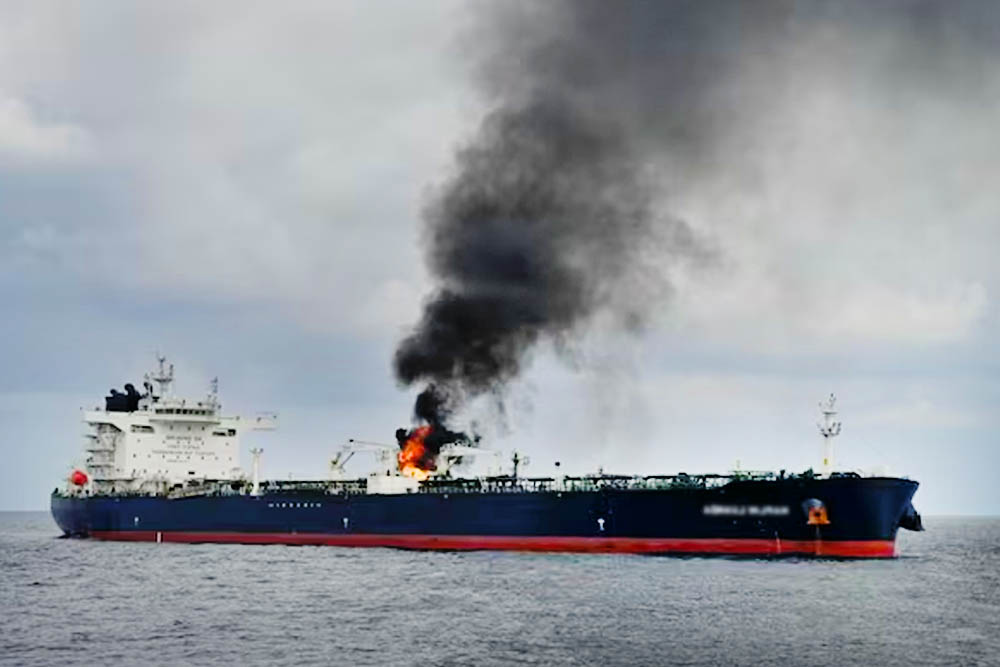 লোহিত সাগরে যুক্তরাজ্যের তেলবাহী জাহাজে হুতিদের ক্ষেপণাস্ত্র হামলা