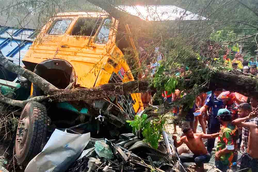 ঝালকাঠিতে ট্রাক-প্রাইভেটকার-অটোরিকশার ত্রিমুখী সংঘর্ষে নিহত ১১
