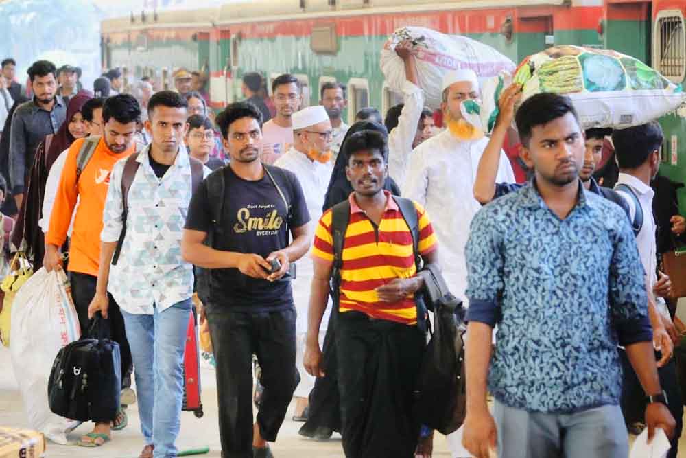 শুরু হয়েছে ঈদযাত্রা, কমলাপুর স্টেশনে ঘরমুখো মানুষের ভিড়