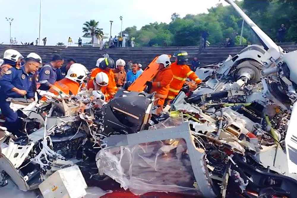 মালয়েশিয়ায় সামরিক মহড়ার সময় আকাশে ২ হেলিকপ্টারের সংঘর্ষ, নিহত ১০