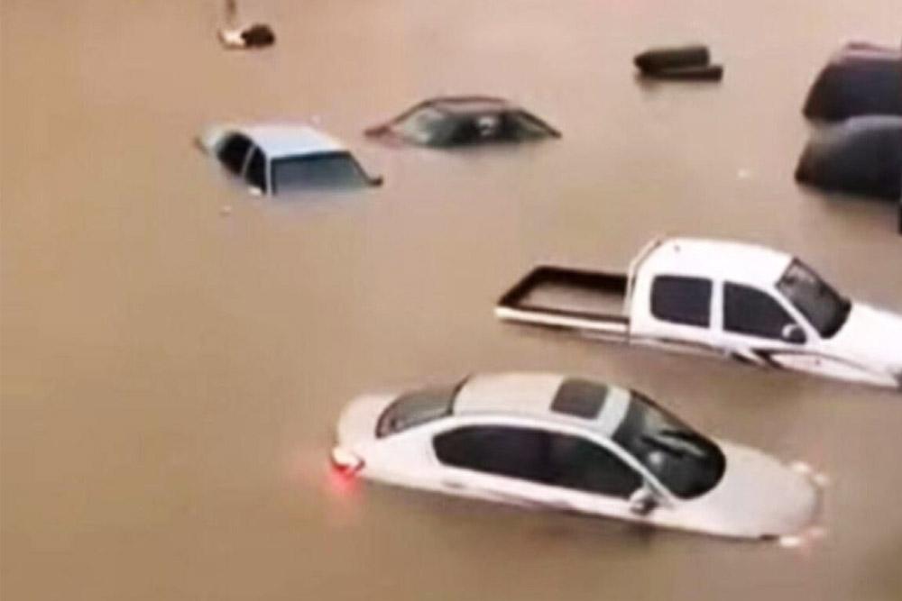 সৌদি আরবে ভারী বৃষ্টিতে ডুবে গেছে রাস্তাঘাট