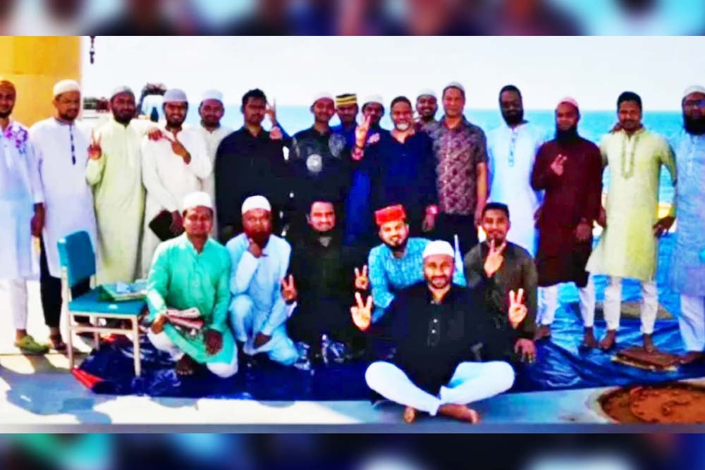 সোমালিয়ায় জিম্মি জাহাজেই ঈদের নামাজ আদায় করলেন নাবিকরা