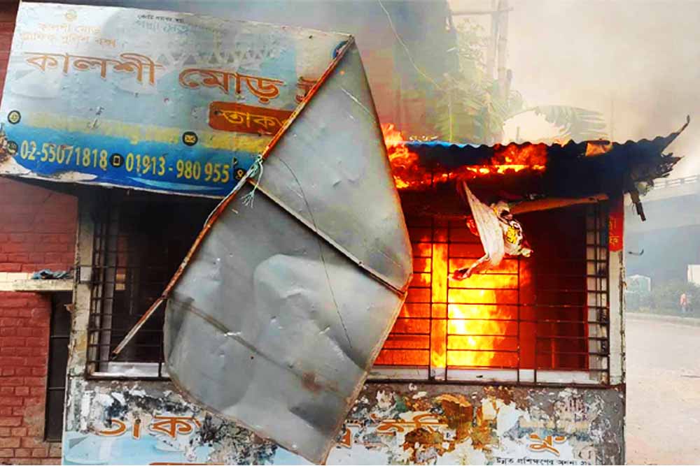 রাজধানীর কালশীতে পুলিশ বক্সে আগুন দিল অটোরিকশা চালকরা