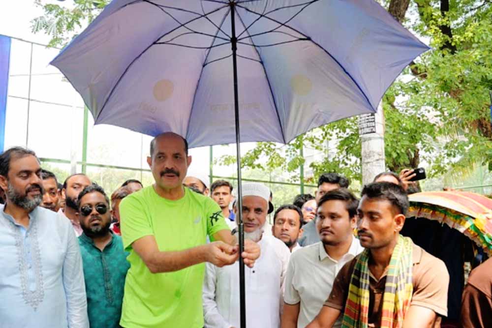 রিকশাচালকদের ছাতা বিতরণ করলেন মেয়র আতিক