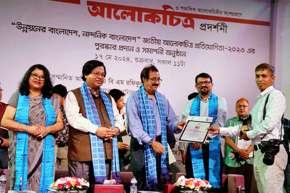 শিল্পকলা একাডেমির পুরস্কার পেলেন ইত্তেফাকের গনিসহ  ১৩ জন