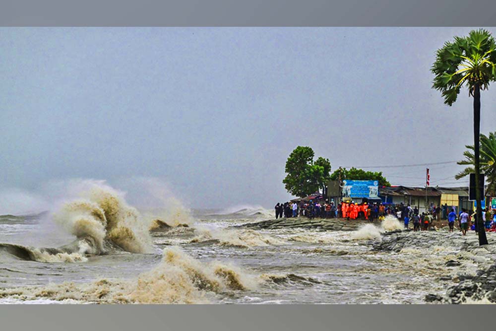 ঘূর্ণিঝড় রিমালের তাণ্ডবে উপকূলে জলোচ্ছ্বাস, ভেঙেছে বাঁধ