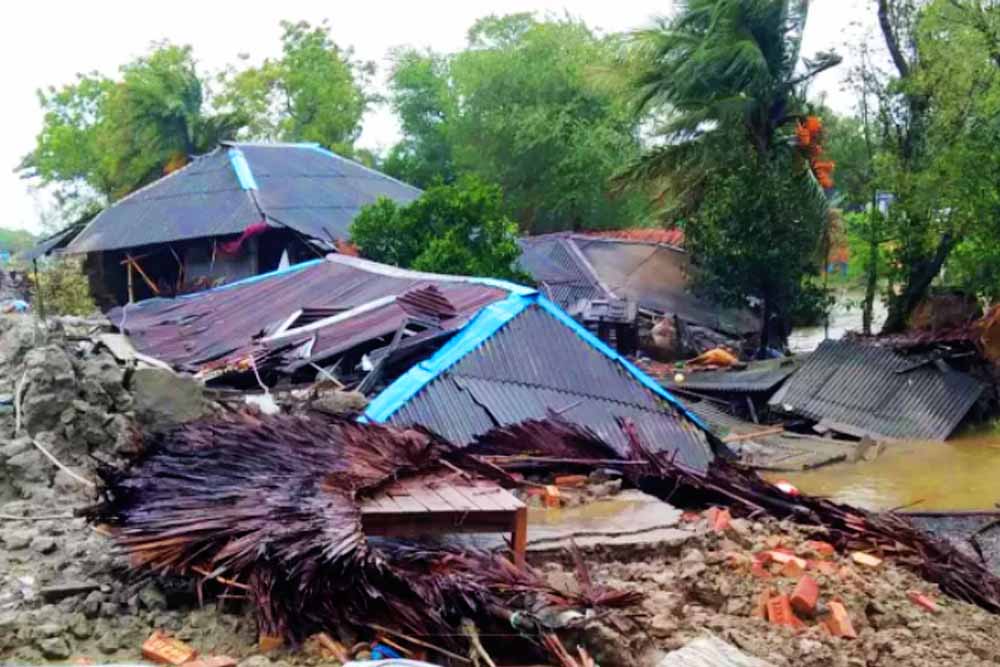 ঘূর্ণিঝড় রিমালের আঘাতে ১০ জনের প্রাণহানি,  ক্ষতিগ্রস্থ দেড় লাখ ঘরবাড়ি