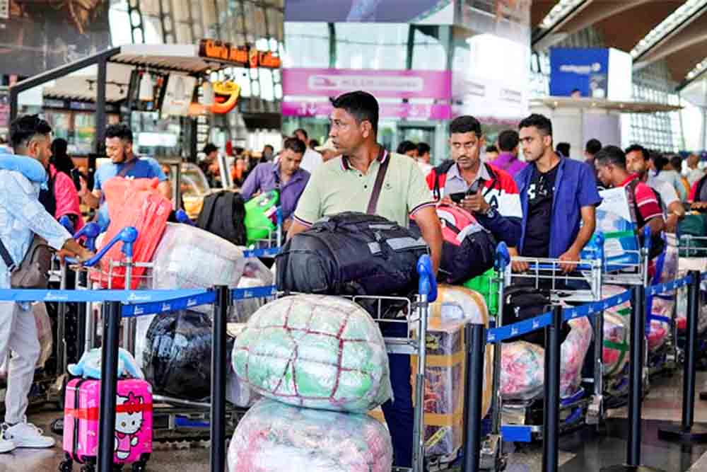 মালয়েশিয়া থেকে দেশে ফিরলেন ৬১ হাজারের বেশি অবৈধ প্রবাসী