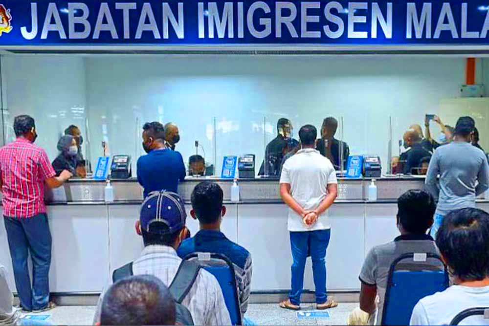 বাংলাদেশীসহ ৭০ হাজার প্রবাসী জরিমানা দিয়ে মালয়েশিয়া থেকে দেশে ফিরেছে