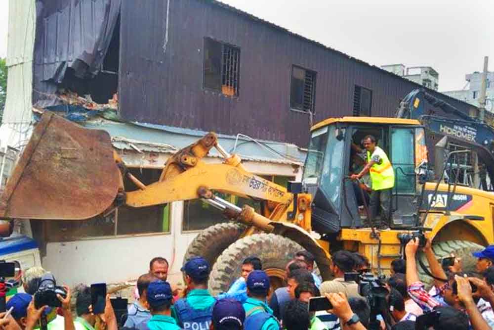আলোচিত  মোহাম্মদপুরের  সেই ‘সাদিক অ্যাগ্রো ফার্ম’ উচ্ছেদে ডিএনসিসির অভিযান