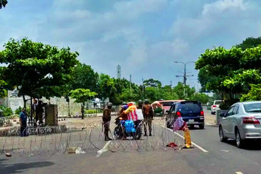 মঙ্গলবারও কারফিউ- গ্রেফতার অভিযান চলছে দেশ জুড়ে