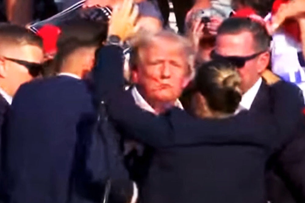 সমাবেশে হামলা, গুলিবিদ্ধ ট্রাম্প – নিরাপত্তা প্রশ্নবিদ্ধ