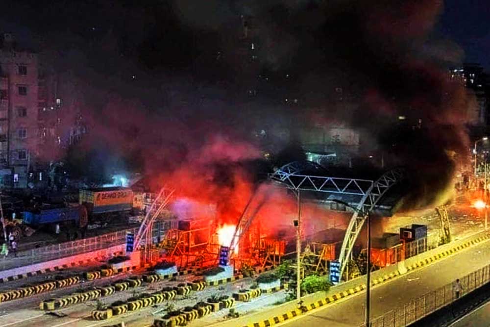 রাতে শনির আখড়া রণক্ষেত্র, টোল প্লাজায় আগুন