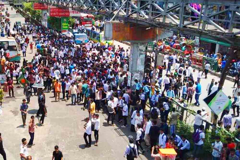 শিক্ষার্থীদের আন্দোলনে ঢাকা প্রায় অচল