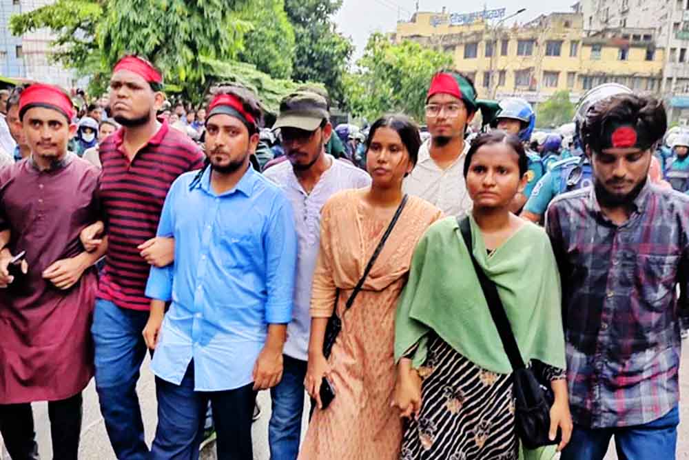 কোটা সংস্কারের দাবিতে বঙ্গভবনে স্মারকলিপি দিলেন শিক্ষার্থীরা, পদযাত্রায় পুলিশের বাধা
