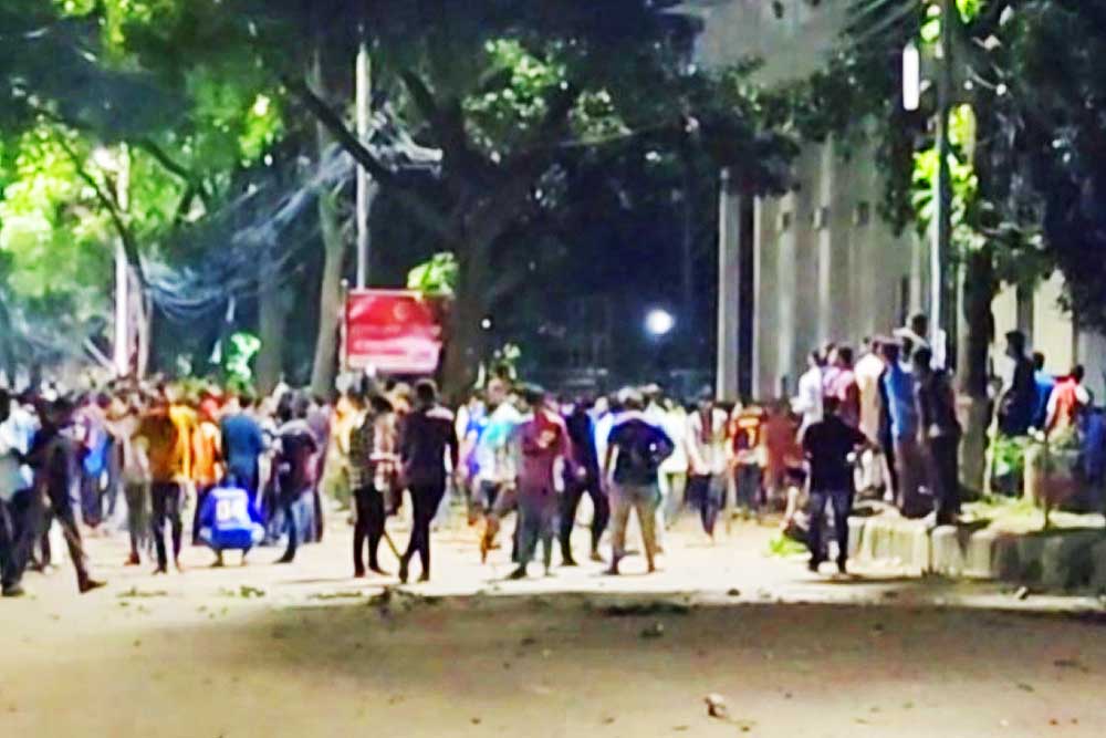 শিক্ষার্থী-আনসার সংঘর্ষে সচিবালয় রণক্ষেত্র