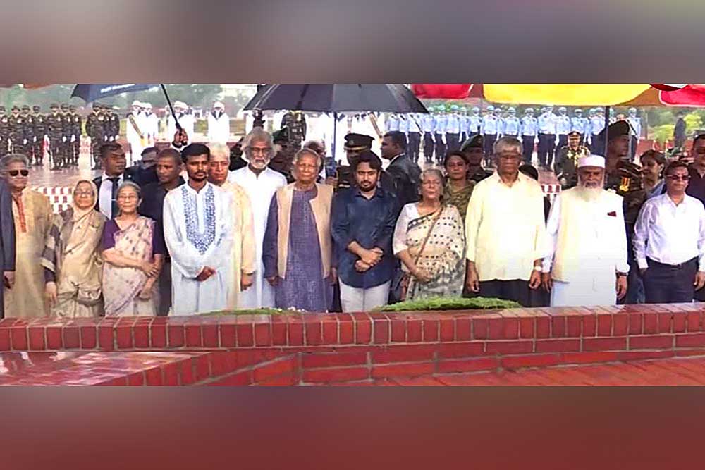 ড. ইউনূস ও ১৩ উপদেষ্টা বৃষ্টির মধ্যেই জাতীয় স্মৃতিসৌধ ও শহীদ মিনারে শ্রদ্ধা নিবেদন