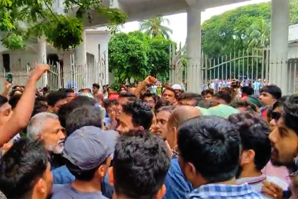 প্রধান বিচারপতিসহ আপিল বিভাগের বিচারপতিদের পদত্যাগের দাবিতে বিক্ষোভ