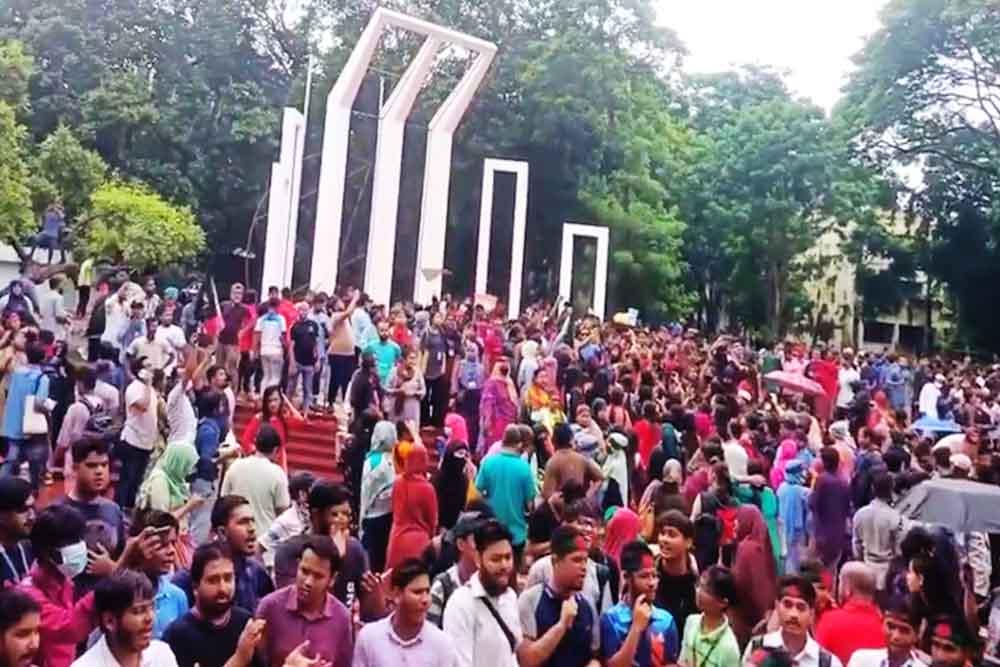 কেন্দ্রীয় শহীদ মিনার স্লোগানে স্লোগানে উত্তাল