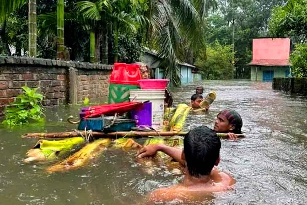 বন্যা পূর্বাভাস কেন্দ্র বলছে বৃষ্টি কমবে,  কিন্তু আবহাওয়া অফিস তেমন লক্ষণ দেখছে না
