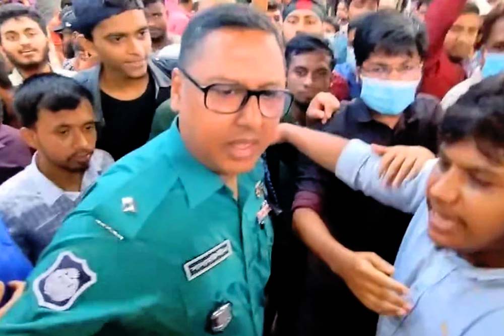 আন্দোলনকারীদের সঙ্গে একাত্মতা খিলগাঁও থানার ওসির