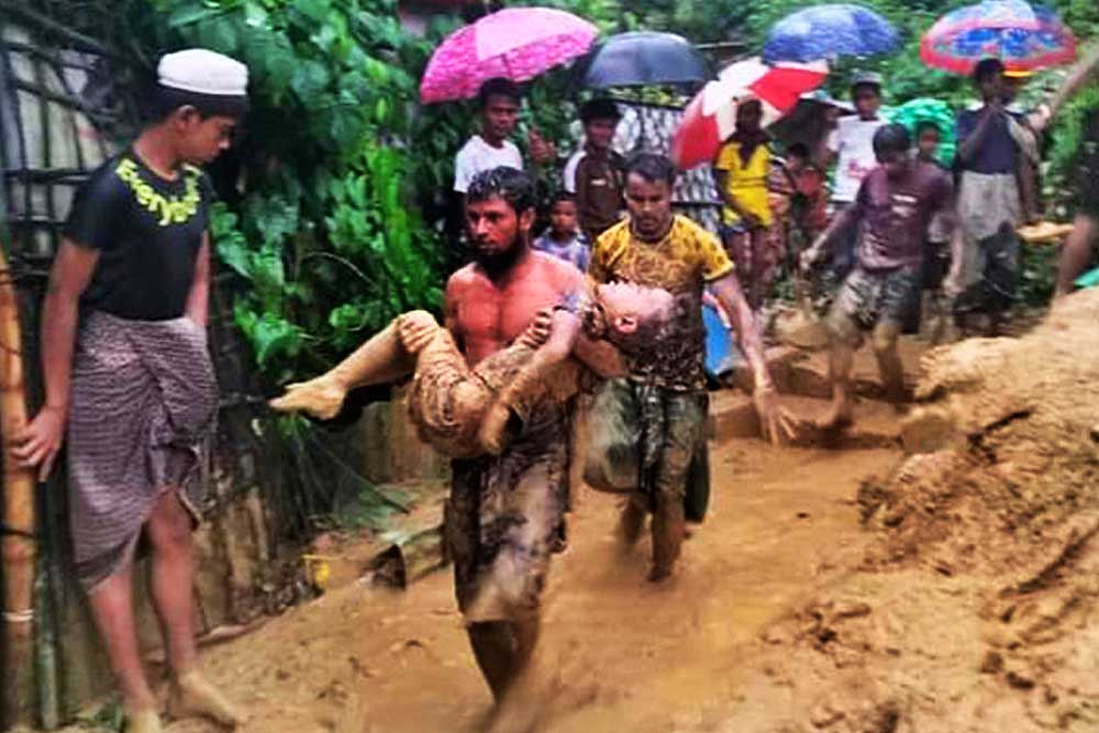 ভারী বর্ষণে তলিয়ে গেছে কক্সবাজার শহর, পাহাড়ধসে নিহত ৬