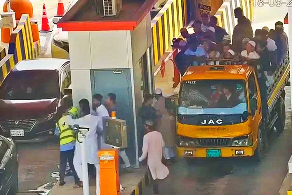 এলিভেটেড এক্সপ্রেসওয়ের টোল প্লাজায় আসলে কী হয়েছিল?