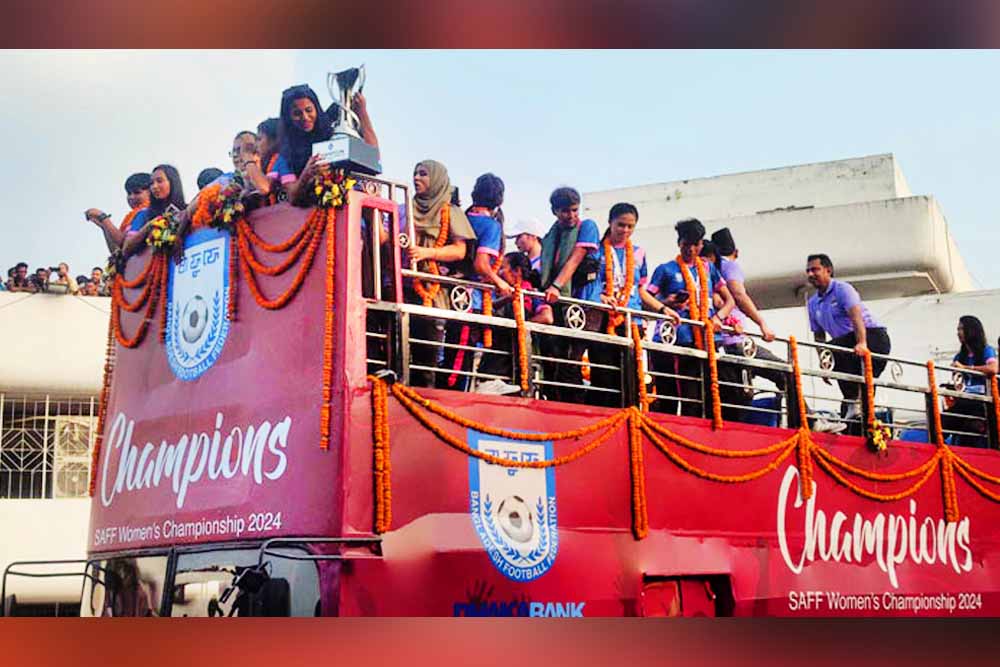 ছাদখোলা বাসে বাফুফের পথে সাফ চ্যাম্পিয়নরা