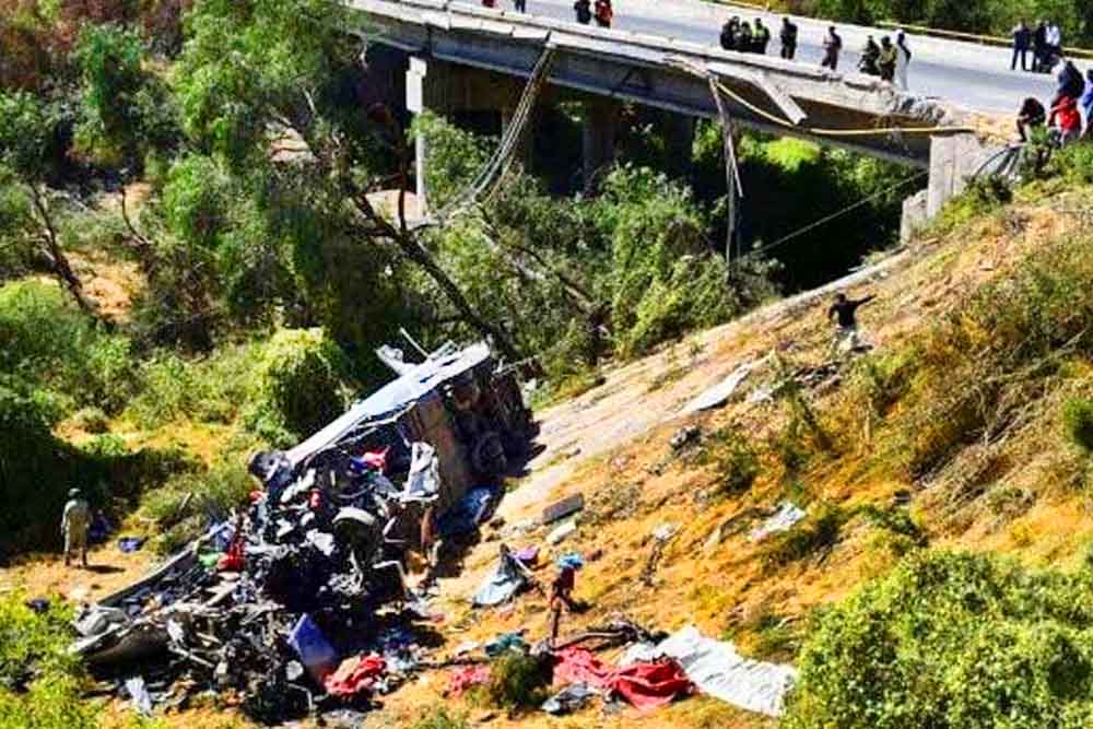 মেক্সিকোয় ভয়াবহ বাস দুর্ঘটনায় নিহত ১৯