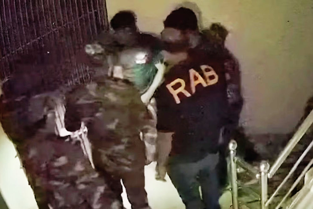 মোহাম্মদপুরে ডাকাতির ঘটনায় গ্রেপ্তার ৫ জন বিভিন্ন বাহিনীর বরখাস্ত সদস্য: র‌্যাব