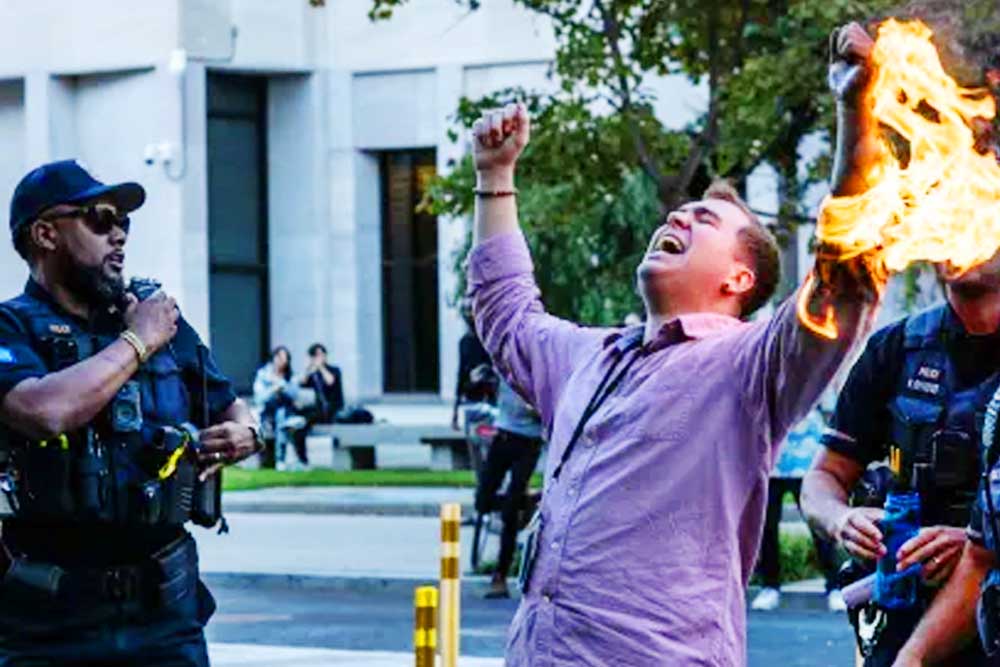 ইসরাইলি আগ্রাসনের প্রতিবাদে হোয়াইট হাউসের সামনে নিজের গায়ে আগুন দিলেন সাংবাদিক