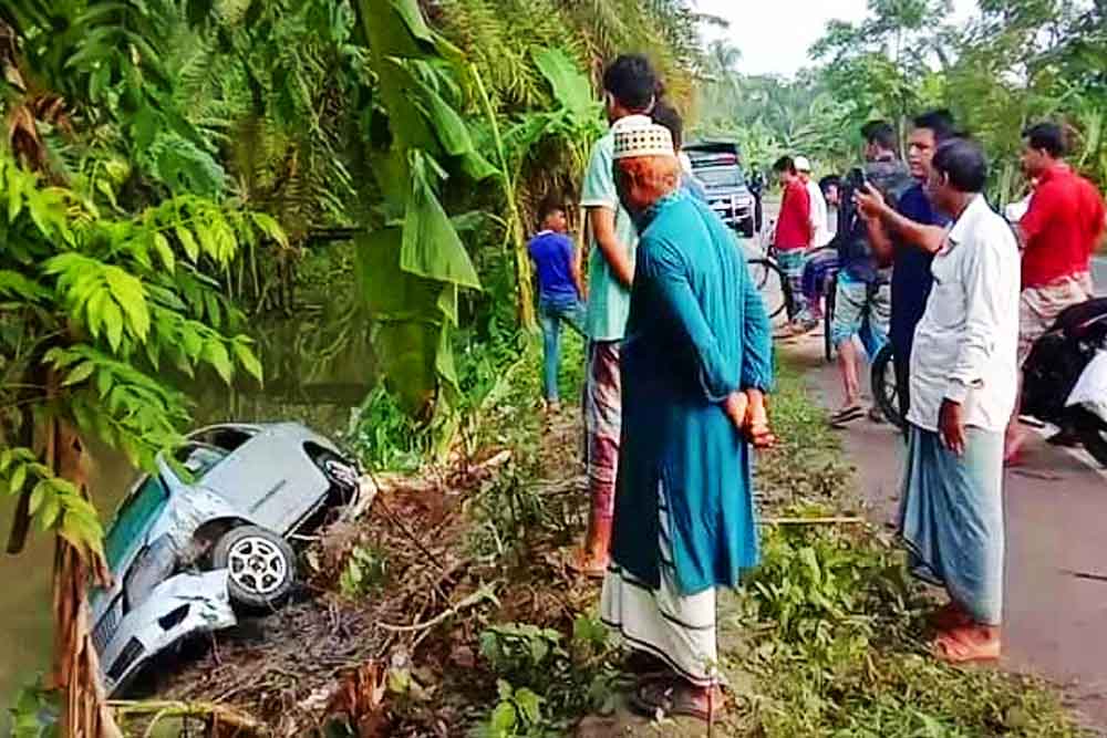 পিরোজপুরে প্রাইভেটকার খালে পড়ে শিশুসহ নিহত ৮