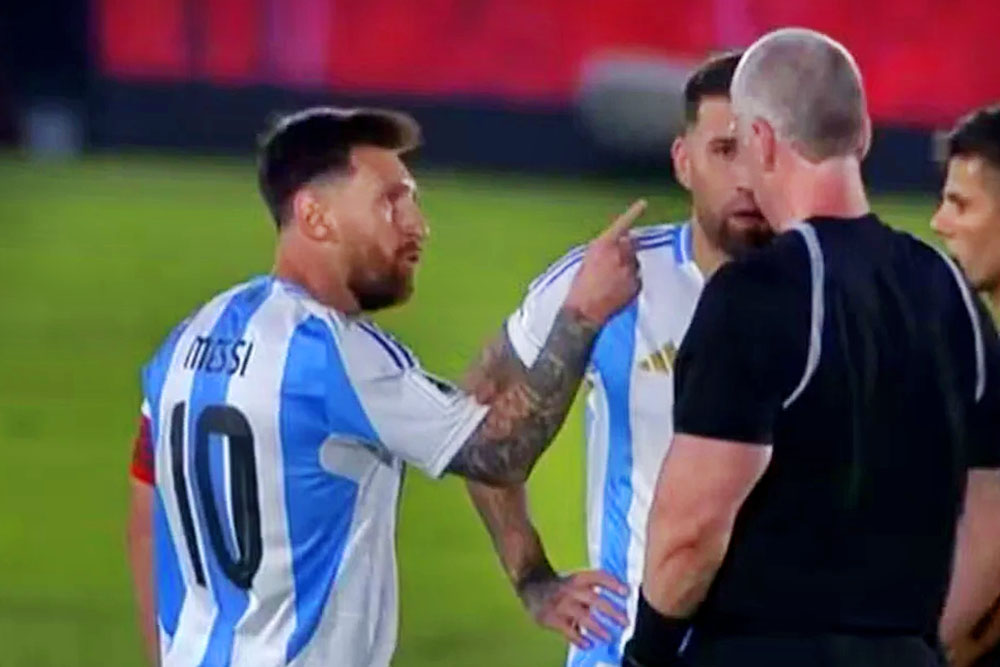 ব্রাজিলিয়ান রেফারিকে আঙুল তুলে শাসালেন মেসি