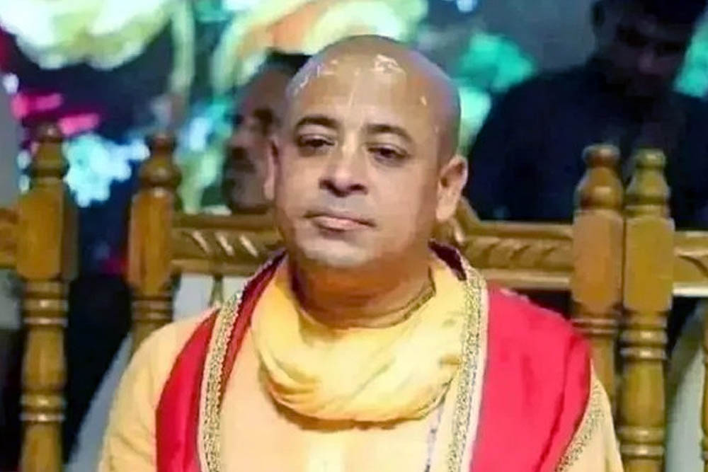 বিমানবন্দর থেকে ইসকন নেতা চিন্ময় কৃষ্ণ গ্রেপ্তার