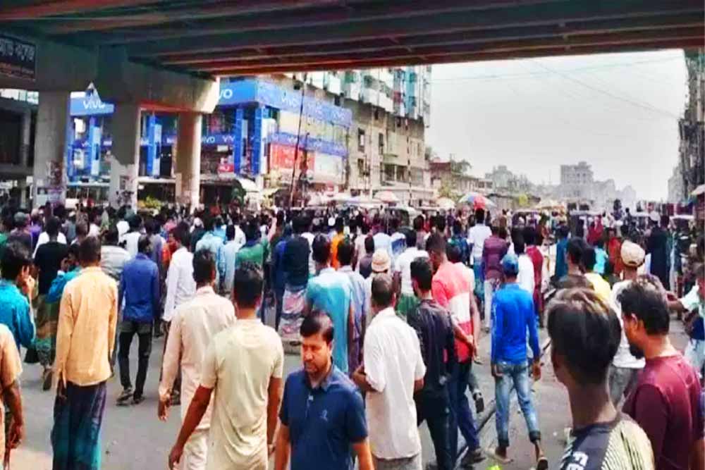 জুরাইনে রেললাইনে ব্যাটারিচালিত রিকশা চালকদের অবরোধ