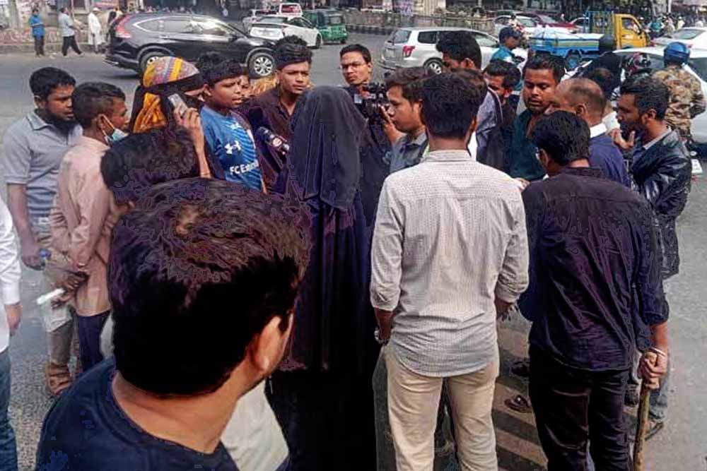 শাহবাগে লোক জড়ো করার চেষ্টা করা হয় লাখ টাকা ঋণ দেওয়ার প্রলোভনে