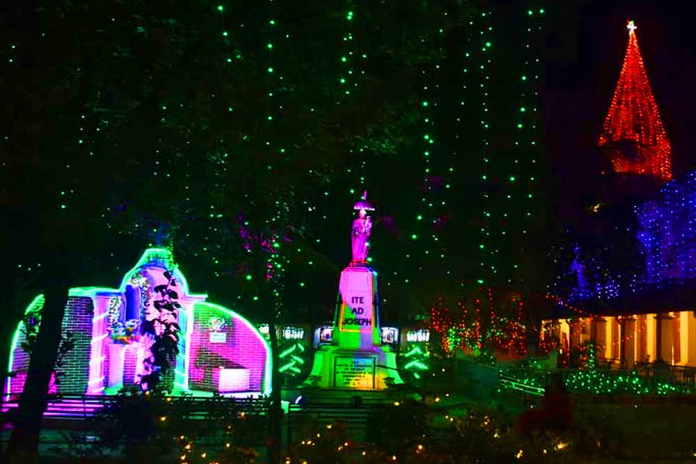 গির্জায় গির্জায় বড়দিনের বর্ণিল সাজ